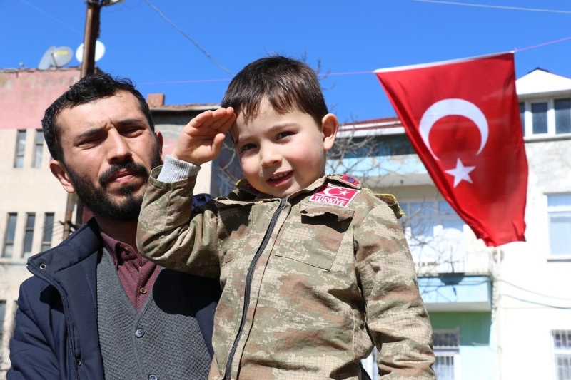 O�lunun asker k�yafetini 6 ay �nce izne gelen �ehit Uzman Onba�� Ey�p G�la�t�’n�n ald���n� belirten Erg�n, '�ehidimiz ye�enini �ok severdi. O�lum da day�s�n� �ok severdi. �ehidimizi en son 1 ay �nce izne geldi�inde g�rm��t�k. O�lum asker olmak istedi�ini hep s�yl�yor. �ehidimiz 6 ay �nceki geli�inde de o�luma asker k�yafetini hediye etmi�ti. Day�s�n�n bayra��n� o�lum devralacak” diye konu�tu.