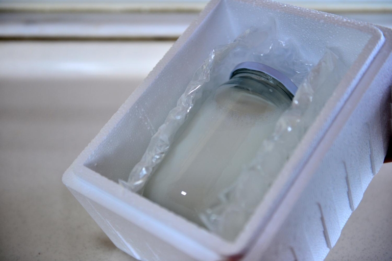 KENTTE TEK ��FTL�K ONA A�T <br> <br> Kentin tek e�ek �iftli�inin sahibi Adana Dam�zl�k Koyun ve Ke�i Yeti�tiricileri Birli�i Ba�kan� Murat �en, yakla��k 4 y�ld�r ticari olarak e�ek s�t� �rettiklerini dile getirerek, ��yle konu�tu: '�u anda 60 civar�nda e�e�imiz var. Bunlar�n 10 tanesi sa��l�yor. Yakla��k 200-300 gram civar�nda s�t veriyorlar. Gelen hastalardan ald���m�z bilgilere g�re ast�m ve bron�iti neredeyse tamamen iyi ediyor. Ayn� zamanda kanser hastalar� da kullan�yor. Fakat �lkemizde ve d�nyada hen�z kanser t�rlerinden hangisine iyi geldi�i bilimsel bir �al��mayla ispatlanm�� de�il. Fakat �zellikle kemoterapi alan hastalar tahlil sonu�lar�n� g�sterdiler. S�t i�ildi�i s�re olumlu sonu�lar g�r�yoruz. Hastan�n direncini art�r�yor. T�m kanser h�creleriyle sava�t���na dair baz� s�ylemler var ve bunu da bir�ok hastam�zda g�rd�k. Tabi umut tacirli�i yapmak istemiyoruz, umut satmak istemiyoruz. Biz s�t sat�yoruz, hasta insanlar normal tedavi s�relerinin yan�nda bunu da bir yard�mc� etken olarak al�p kullan�yorlar. Bu hayvanlar�n yeti�tirilmesi ve s�t �retimi �ok zor. Gebelikleri 12 ay s�r�yor, alt� ayl�k bir laktasyon s�resi var. 6 ay civar�nda sa��m yap�l�yor, daha sonra yakla��k olarak bir y�la yak�n bir zaman tekrar yavrulamas� bekleniyor. Bu s�re zarf�nda tekrar yiyor bu hayvanlar. O y�zden maliyeti �ok y�ksek. �u anda litre fiyat� 150 lira. Normal �artlarda zaten bu rakamdan a�a�� vermek m�mk�n de�il.”