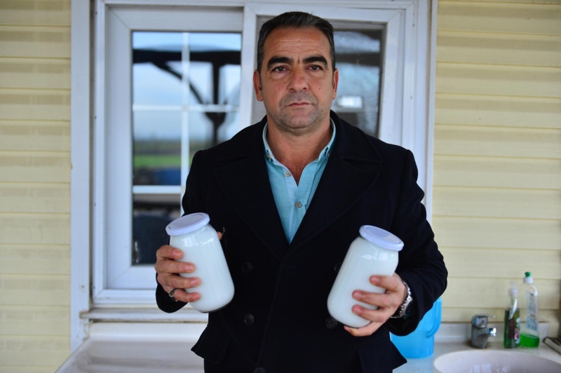 3 AYDIR E�EK S�T� T�KET�YORLAR <br> <br> Kanser hastas� akrabas� i�in �iftlikten s�t alan Ay�e Avc� ise akrabas�n�n 3 ayd�r e�ek s�t� t�ketti�ini belirterek, 'Ameliyat oldu ama doktorlar ‘yapaca��m�z hi�bir �ey yok’ dediler. G�n�n� sayd� doktorlar. Ankara’da ameliyat oldu. A�t�lar, kapatt�lar ondan sonra orada i�te dediler e�ek s�t� kullans�n. O g�nden bug�ne �ok ��k�r daha iyi. Y�zde 50 gerileme var. Burada, Adana’da tedavi g�r�yor �imdi. Hem doktor hem de daha �ok biz g�nde bir bardak bu s�t� veriyoruz. Her g�n, g�nl�k. Haftada bir de buraya geliyoruz” dedi. (DHA)