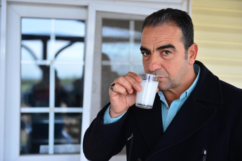 'POP�LAR�TES� ARTACAK' <br> <br> E�ek �iftliklerinin T�rkiye’de �ok yayg�n olmad���n� aktaran K�se, �unlar� s�yledi: 'Biz veteriner hekimlere d��en, yeti�tiricilere d��en, di�er hayvanlarda s�t miktar�n� art�rd���m�z gibi seleksiyona giderek y�ksek s�t verimine do�ru ula�maya �al��mal�y�z. San�yorum gelecekte biraz daha pop�laritesi artacak bu durumun. �nsanlar ��rendik�e daha fazla kullanmaya ba�layacaklar. E�eklerin gebelik s�releri �ok uzun, erkeklerin de�erlendirilmesi m�mk�n de�il. S�t� de az oldu�u i�in do�al olarak pahal� oluyor. Ama sa�l�k i�in kullan�ld��� i�in �nemli.”