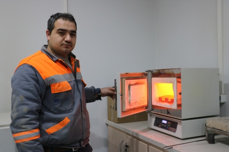 Su tutma zelliine sahip <br> <br> Yldrm, madenin stsal ilemden geirildikten sonra su tutma zellii kazandn ifade ederek, “Bu malzeme bitkiyi organik olarak beslemektedir. Isl ileme tabi tutulduunda genletii iin su tutma kapasitesi olduka gldr. Suyu bnyesinde tuttuu iin sulama sonras tuttuu suyu peyderpey bitkiye aktarabilmektedir” dedi.