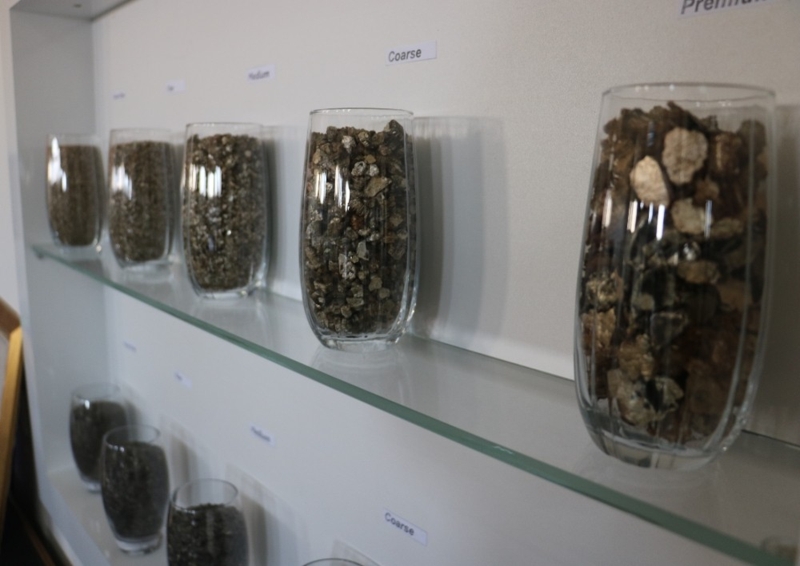 MTA 1990’da buldu <br> <br> Vermiktil madeninin Sivas’ta Maden Tetkik Arama (MTA) tarafndan 1990 ylnda bulunduunu anmsatan Yldrm, “MTA tarafndan 90’l yllarda sondajlar yaplm. Ama maalesef yatrma dntrlp retime kazandrlmam. Baz firmalar denemi ama baarl olamam. nk bunu tandan toprandan ayrtrmak iin ciddi bir AR-GE gerektiriyordu. Biz yurt dndan alannda uzman danmanlarla altk. Neticesinde retim yapabilen bir fabrika kurduk” eklinde konutu. 