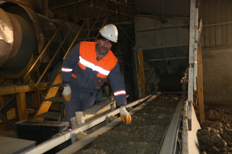 Gen giriimci Bar Gazanfer Yldrm tarafndan kurulan fabrikada sl ilemden geirilerek kullanlabilir hale getirilen maden Kanada’dan Avustralya’ya kadar dnyann birok lkesine ihra ediliyor.