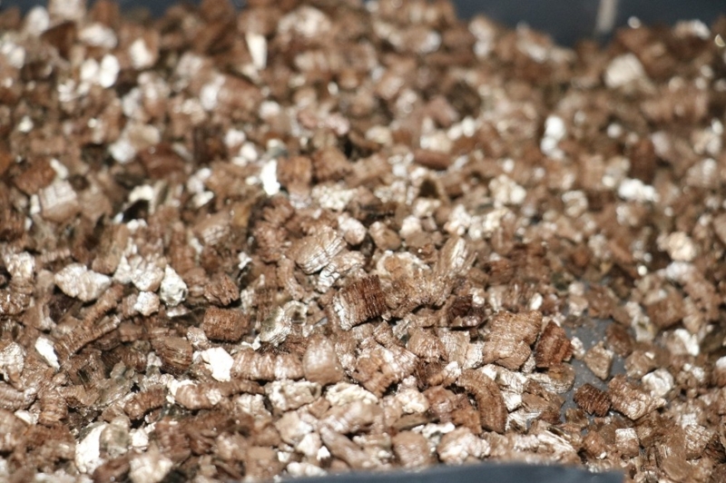 Isndnda 10 kat byyor <br> <br> Ham maddenin sndnda genlemesine ramen hafiflediini syleyen Yldrm, “Bu mineralin en byk zellii sl ileme tabi tutulduu zaman genleen ve hafifleyen bir zellii var. Bu ekli ile hafif ama bitkiye gerekli mineralleri salayan bir kullanm alan var. Bu nedenle hem yurt dnda hem de lkemizde bu malzeme kullanlyor. Organik olmasna ramen lkemizde kullanm oran dier kimyasal gbrelere oranla maalesef ok daha dk. Kimyasal gbrenin Dnyada artk byk bir sorun olduunu gryoruz. Birok hastala neden olarak gsteriliyor” dedi.