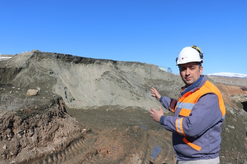 Elektrikli otomobilde kullanlabilir <br> <br> Yldrm, Vermiklit madeninin elektrikli otomobillerin fren balatas ve motor yaltmnda kullanldn, yerli bu madenin milli otomobilde de kullanlabileceini belirterek unlar syledi: “Bu maden ayn zamanda fren balatas yapmnda kullanlyor. Pahal ve ileri teknolojiye sahip aralarn fren balatalarnda bu maden kullanlyor. Umarm ilerleyen yllarda bizim bu madenimiz yerli otomobillerimizin fren balatalarnda kullanlabilir. Kendi ve milli bu malzememizle milli otomobillerimizin gvenlik malzemelerini yapabiliriz. Ayn zamanda elektrik yaltm zellii de olduu iin elektrikli otomobillerde yaltm malzemesi olarak da kullanlabilir.” (HA)