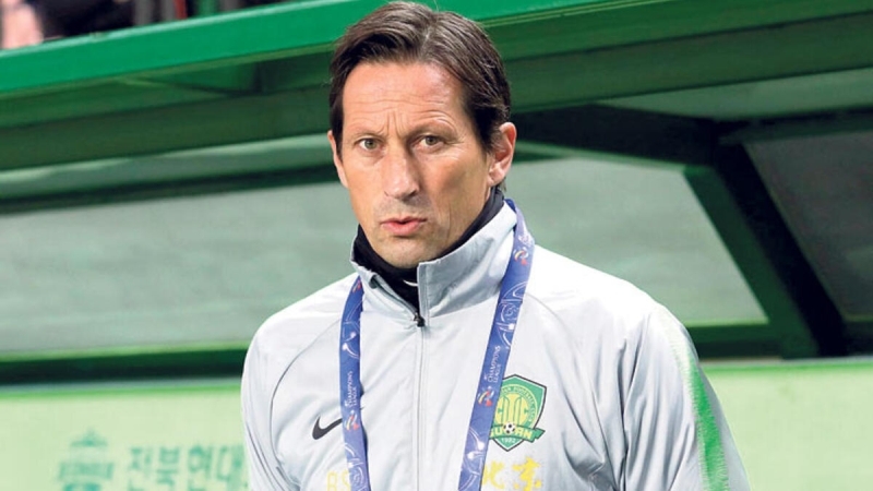 Bayer Leverkusen deneyiminden sonra Beijing’de Bakambu’yu 40, Viera’y� 11, Huan Liu’yu 9, Yanqiang Hu’yu 6,5, Chi’yi ise 2,5 milyon euro’ya transfer ettirerek hemen hemen 70 milyon euro’luk harcama yapt�ran 52 ya��ndaki Alman teknik direkt�r�n sistemine ve h�cum futboluna hayran kalan Ali Ko�’un form�l aray��lar�na koyuldu�u ��renilirken