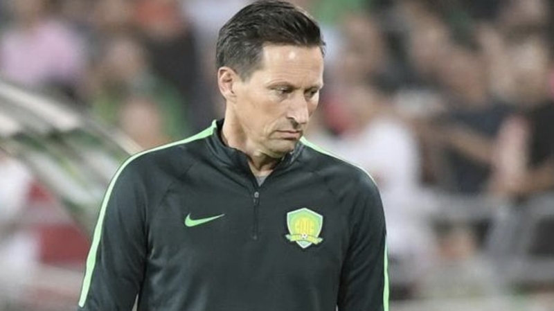 Fenerbah�e’nin ‘limit a��m�’ problemlerinin yan� s�ra �ampiyonlar Ligi potas�ndan bir hayli uzak olu�u Roger Schmidt hayallerini rafa kald�rmaya yetti. 