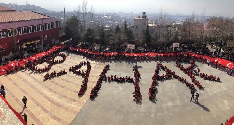 Kahramanmara�'ta, Bahar Kalkan� Harekat�'na destek amac�yla 1800 ��renci koreografiyle 'Bahar' yazd�, 300 metre uzunlu�unda T�rk bayra�� a�t�. 