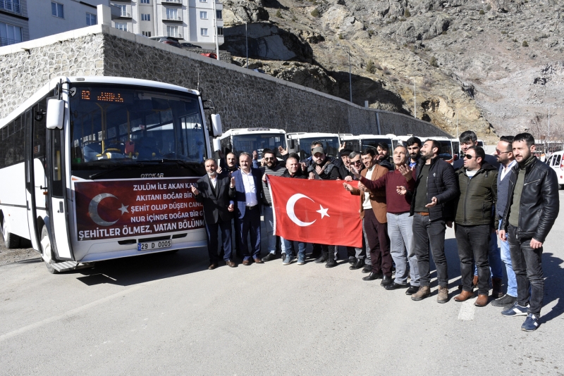 G�m��hane'de dolmu��ular olu�turduklar� yakla��k 30 ara�l�k konvoyla �dlib'de rejim unsurlar�n�n hava sald�r�s�nda �ehit olan Mehmet�ikler i�in klakson �ald�. 