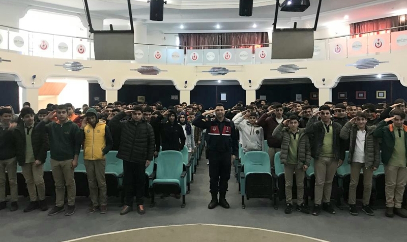 Malatya'da jandarma personeli bir lisede trafik e�itimi verdi�i s�rada, ��renciler T�rk Silahl� Kuvvetlerince ba�lat�lan Bahar Kalkan� Harekat�'na destek amac�yla hep birlikte aya�a kalkarak �stiklal Mar�� okudu ve asker selam� verdi. 