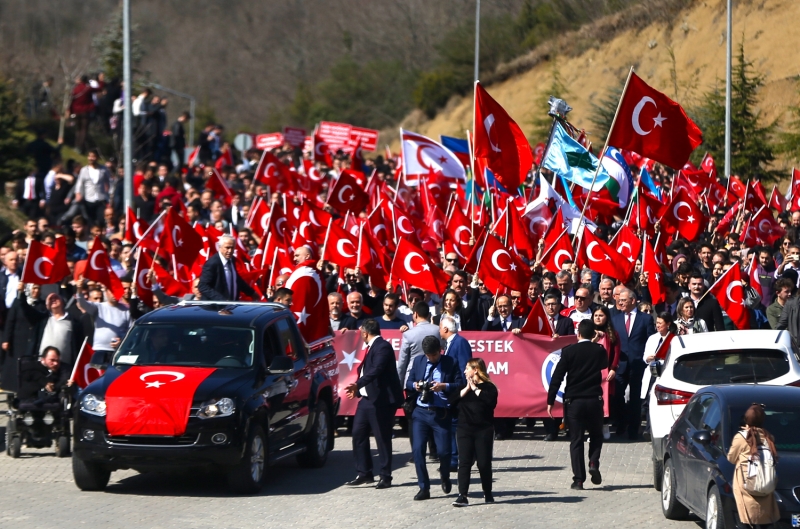 D�zce �niversitesi (D�) ��rencileri ve akademisyenler, �dlib'de rejim unsurlar�n�n sald�r�s� sonucu �ehit olan askerlere sayg� ve Bahar Kalkan� Harekat�'na kat�lan Mehmet�i�e destek i�in 'Askerimize Destek Bayra��m�za Selam' y�r�y��� d�zenledi. D� Merkez Yerle�kesinde bulunan Rekt�rl�k binas� �n�nde bir araya gelen akademisyen ve ��renciler, ellerindeki T�rk, Azerbaycan ve eski T�rk devletlerine ait bayraklarla 15 Temmuz Demokrasi Meydan�'na kadar sloganlar e�li�inde y�r�d�. 