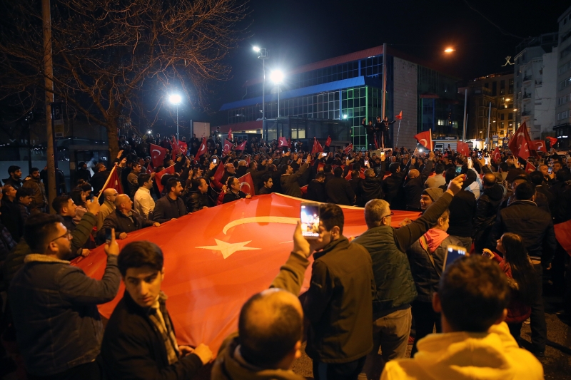 �stanbullu taksiciler, �dlib'de rejim unsurlar�n�n sald�r�s� sonucu �ehit olan askerler i�in konvoy d�zenlendi. G�ztepe'de bulu�an taksiciler, ara�lar�n� T�rk bayraklar�yla donatarak Avrupa Yakas�'na hareket etti. 