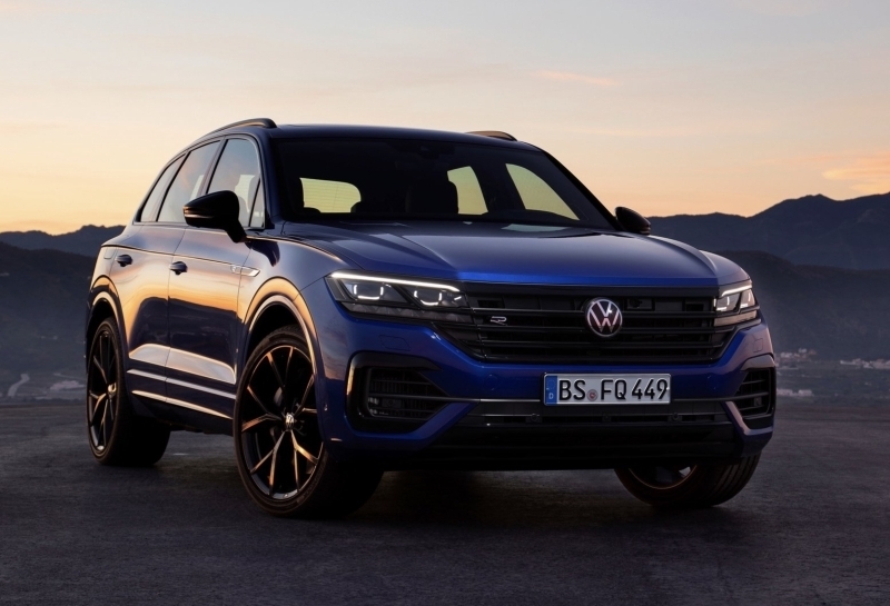 Touareg R’de, batarya kapasitesi gnlk ortalama kullanm mesafesine uygun olarak tasarlanm. Bu yeni SUV, yeterince arj edildiinde, sfr emisyonla, tamamen elektrikli “E-MODE” modunda alyor. Tm Touareg modelleri gibi, yeni R versiyonunda da srekli drt tekerlekten eki (4MOTION) standart olarak sunuluyor.