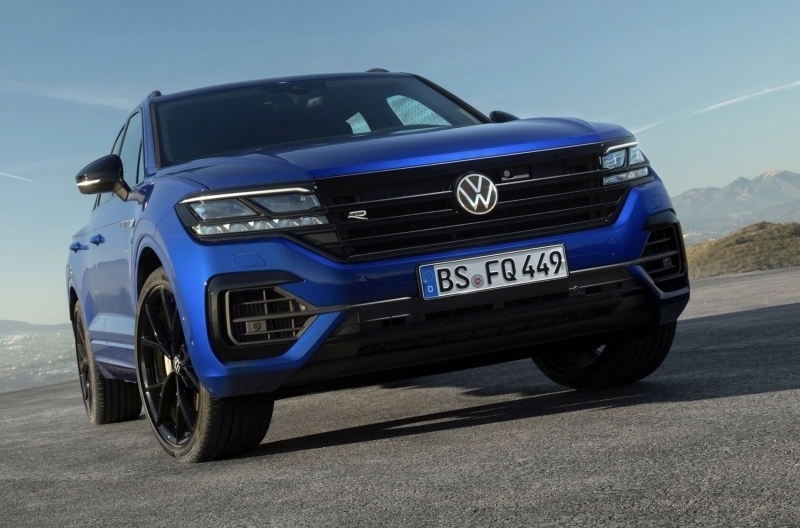 Touareg R, rmork asistan sistemiyle sunulan ilk plug in hibrit SUV modeli olarak bir ilke imza atyor. Touareg R, ayrca “Travel Assist” zellii sayesinde 250 km/s hza kadar yar otonom sr imkn sunmasyla da dikkat ekiyor. 