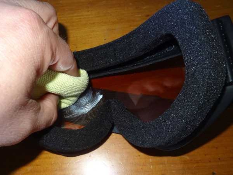 5. Di macunu ile gzlklerdeki buhar silin ve sonra mikrofiber bez ile temizleyin