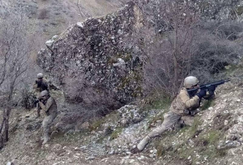 Hakkari Valili�i taraf�ndan yap�lan a��klamada, '�l Jandarma Komutanl���, �l Emniyet M�d�rl��� ve G�venlik Korucular�n�n kat�l�m�yla 4 Mart 2020 g�n� 58 tim 845 personelin kat�l�m�yla PKK/KCK b�l�c� ter�r �rg�t�n�n ilkbahar yaz d�nemi haz�rl�klar�na engel olmak, s���nak, depo ve bar�nma alan� olarak kulland�klar� b�lgeleri tespit ederek kullan�lmaz hale getirmek yard�m, yatak�� ve i�birlik�ilerini yakalamak maksad�yla KAPAN-3 Kazan Operasyonu ba�lat�lm��t�r. 4 Mart 2020 g�n� ilimiz �ukurca il�esi Kazan Vadisi b�lgesinde yap�lan operasyon kapsam�nda tespit edilen 3 s���nak i�erisinde yap�lan aramalarda; 1 adet AT-4 f�zesi, 496 adet do�ka m�himmat�, 980 adet AK-47 kala�nikof piyade t�fe�i fi�e�i ve 2 adet �arj�r, 8’li pil blo�u ve 3 jelikan i�erisinde muhtelif erzak ve ya�am malzemesi ele ge�irilmi�tir. Konu ile ilgili adli tahkikat devam etmektedir' denildi. 