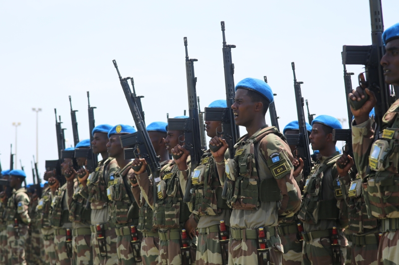 �� sava� ve k�tl���n yan� s�ra ter�r�n felaketin e�i�ine getirdi�i �lkede, g�venli�in yeniden sa�lanmas� giri�imlerinin en �nemli ad�m� olma �zelli�i ta��yan e�itim merkezinde, Somali Harp Okulu ile Astsubay Okulu da faaliyetlerini s�rd�r�yor.  