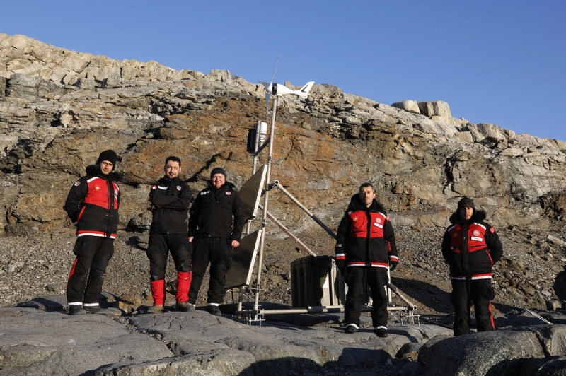 Zorlu koullara ramen yer, canl ve deniz bilimleri alannda 15 proje zerinde alan Trk ekibi, 'beyaz kta'nn srlarn gn na kartmak iin ta, su, yosun, buz ve mikroskobik canl rnekleri toplad.  Bakan Mustafa Varank'n anbean takibiyle seferini tamamlayan Trk bilim ekibi, geici bilim ssnn bulunduu Horseshoe Adas'nda sabit veri toplama istasyonlar kurarken, dier yandan sahadan toplanan rneklerin Antarktika'nn bilinmeyenlerini ortaya karmas bekleniyor.