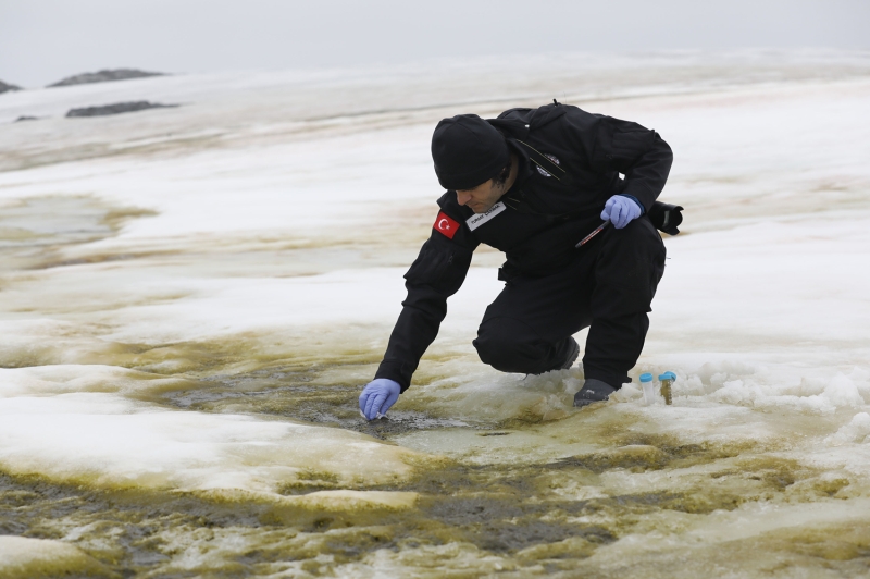 Sefer Lider Yardmcs Do. Dr. Hakan Yavaolu da amalarnn, Antarktika'da karanlkta kalan noktalar aydnlatmaya ynelik bilimsel projeler retmek olduunu belirtti.