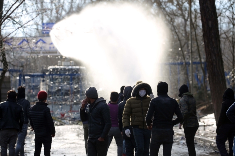 Bata stanbul olmak zere Anadolu'nun pek ok kentinden Edirne'ye gelen snmaclar Yunanistan'la kara snrnn olduu Karaaa Mahallesi'ndeki Pazarkule Snr Kaps nnde topland. 
