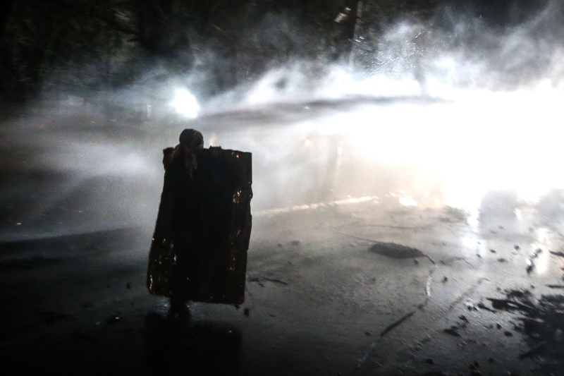 Yunanistan gvenlik gleri, snrda bekleyen dzensiz gmenlere gz yaartc bomba ile youn ekilde mdahale etti.