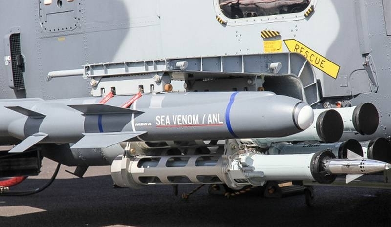 Sea Venom, m�mk�n oldu�unca al�aktan u�an bir helikopterden f�rlat�ld�.