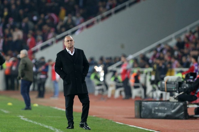 Geen sene ve evvelki sene, son 8 ma, son 7 ma, son 6 ma, ampiyonlua oynayanlarn dardaki ve ierideki malar diye bir hayli tartt arkadalar televizyonlarda ve Galatasaray'n fikstrnn zor olduunu sylediler, daha geen sene. Biz zoru kolay ettik, zorlar kolay olduu zaman siz baarl oluyorsunuz. Hayrls olsun.