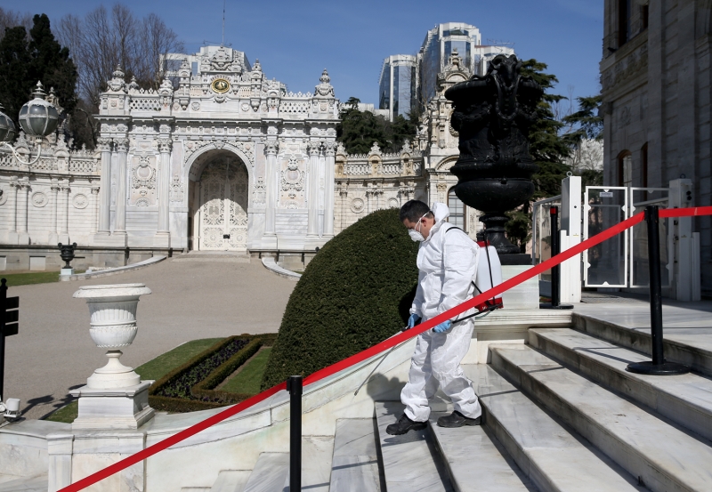 Milli Saraylar daresi Bakanl D Hizmetler Sorumlusu Metin Gll, antibakteriyel dezenfekte ileminin Dolmabahe Saray'nda aralk aynda yapldn belirterek, 'Milli Saraylar daresi Bakanl olarak yeni tip koronavirse kar dezenfeksiyon yapyoruz. Henz koronavirs ortaya kmadan 2018'de yrme alanlar, objeleri virslere, mantara kar ilalamaya baladk. Bu virs knca imdi bu ilalama ve dezenfeksiyonu aylk olarak planladk.' diye konutu.  
