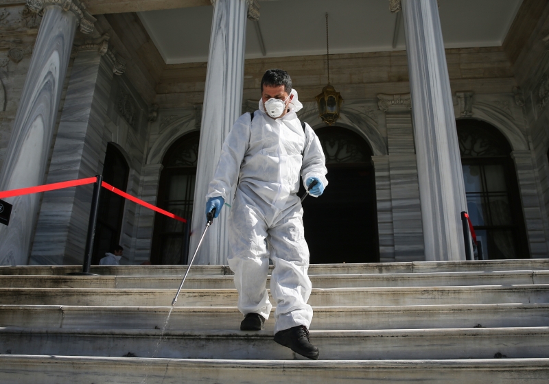 Saray ve kasrlarn gie, giri, turnikelerinden balayarak, ziyaret edilen odalar, salonlar, merdivenler, tuvaletler dezenfekte edilirken, uygulama her ay tekrarlanacak.  