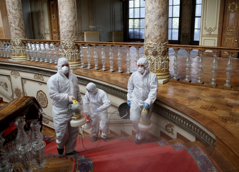 Dolmabahe Saray'nda 6 kiilik uzman ekip otopark alanndan balayarak, gieler, bahe, merdivenler ve salonlar dezenfekte etti.  