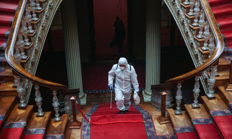 'nmzdeki hafta da Beylerbeyi Saray'na geeceiz. 6 kiilik ekibimiz eitimli. Kullandmz solsyon insan salna zararl deil.' diyen Metin Gll, Salk Bakanl onayl solsyonun ak alanda 1 ay, kapal alanda 6 ay etkili olduunu kaydetti.  