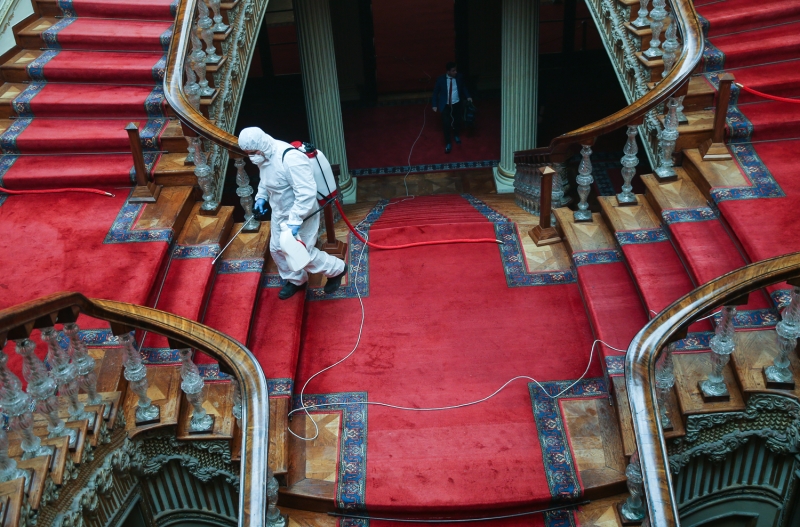 Turistlerin otoparktan itibaren Dolmabahe Saray'na girdii alandan klarna kadar tm alanlarn dezenfekte edildiini vurgulayan Gll, 3 Mart Sal gn Topkap Saray'nda ayn ilemin yapldn ifade etti.  