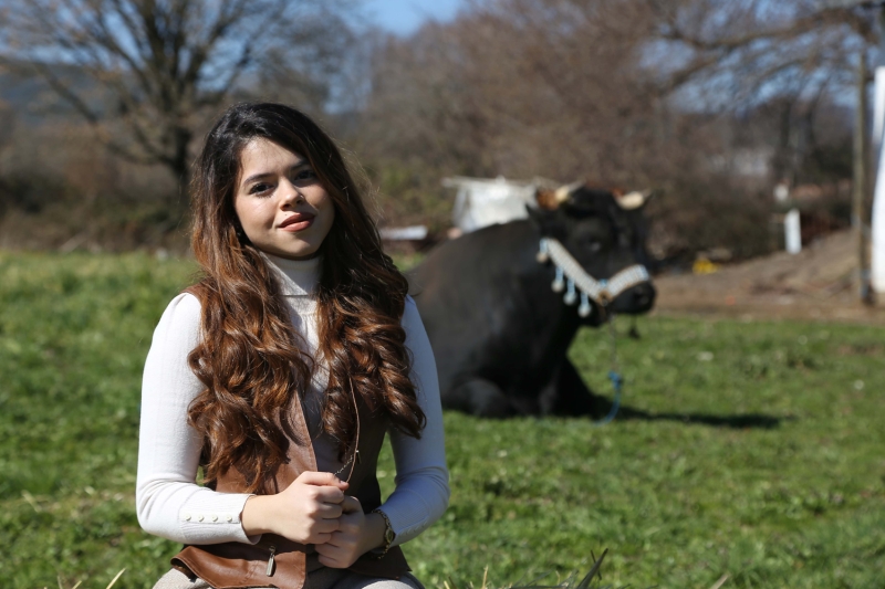 'Yeri geliyor sanki bebeim gibi, yeri geliyor sanki sevgilim gibi oluyor. Bu ba ok gl. Her sabah scack yatamdan kalkp soukta, amurda onu beslemek iin geliyorum. Arenada bu emeklerimin karln alnca ok mutlu oluyorum. Bu mutluluu anlatmam mmkn deil. Boa grelerinde ou zaman ayaklarm hissetmiyorum, nefesim kesiliyor, sanki uuyorum. Bir yandan insanlarn alk sesleri. 1300 kiloluk bir boa ve Aleyna yryor, koturuyor, duygularm o kadar tarifsiz ki. Ben bu yola ktm ve buradan vermek istediim en nemli mesaj, 'Kadnlar rujlarn srp izmelerini de giyerek bu ii yapabilirler'. Biz kadnlar olarak her platformda, her ekilde mcadele edebiliriz.'  
