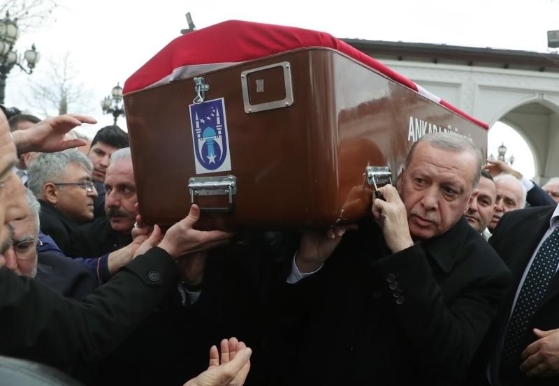 Cumhurba�kan� Erdo�an da cenazeye omuz verdi.