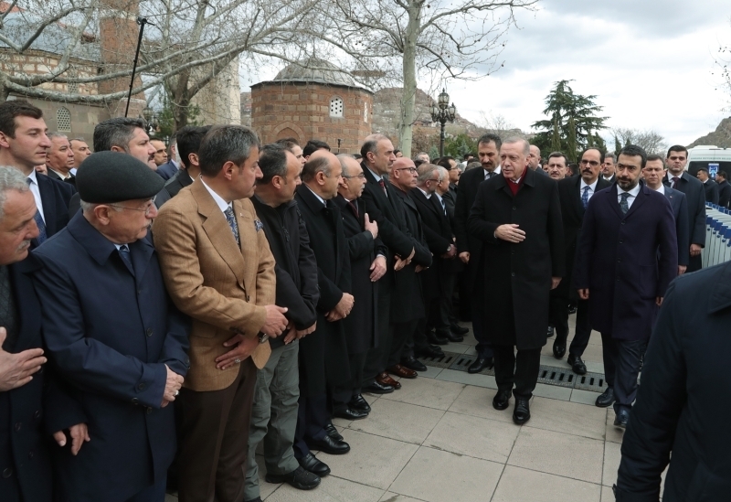 54’�nc� h�k�mette Adalet Bakanl��� g�revini y�r�tt�  �evket Kazan, 1933 y�l�nda Sakarya’da do�du. 1971’de �stanbul �niversitesi Hukuk Fak�ltesi’ni bitirdi. Ayn� y�l Necmettin Erbakan’�n kurdu�u Milli Nizam Partisi’ne kat�ld�. 1973 y�l�nda Milli Selamet Partisi’nden (MSP) Kocaeli milletvekili se�ildi. CHP ile MSP koalisyonunda 26 Ocak 1974’te kurulan 37’nci h�k�mette Adalet Bakanl��� yapan Kazan, S�leyman Demirel’in Ba�bakanl���ndaki 39’uncu h�k�mette 1976-1977 y�llar�nda �al��ma Bakan� olarak g�rev ald�. 12 Eyl�l 1980 darbesinden sonra bir y�l tutuklu kalan Kazan, 1985 y�l�nda beraat etti. 1991 y�l�nda Refah Partisi’nden milletvekili se�ilen Kazan, 1996’da kurulan 54’�nc� h�k�mette Adalet Bakanl��� g�revini y�r�tt�.