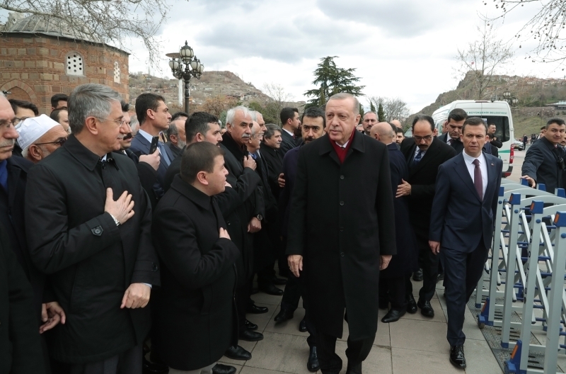 AK Parti Genel Ba�kanvekili Numan Kurtulmu�, SP Genel Ba�kan� Temel Karamollao�lu, �Y� Parti Genel Ba�kan� Meral Ak�ener, B�lent Ar�n�, Ahmet Davuto�lu, BBP Genel Ba�kan� Mustafa Destici, Hayati Yaz�c�, Bekir Bozda� ve �ok say�da vatanda� kat�ld�.