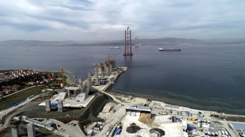 AYAKLAR 207 METRE YKSEKLE ULATI <br> <br> Aradan geen yaklak 6 ayda kule kesonlar zerine 22’nci bloklarn montaj da yaplmaya baland. Lapseki yakasndaki kule kesonu zerine 22'nci bloklar konuldu ve kpr ayann ykseklii 207 metreye ulat. Gelibolu yakasndaki kpr ayanda ise, 22'nci bloklarn montaj devam ediyor. 