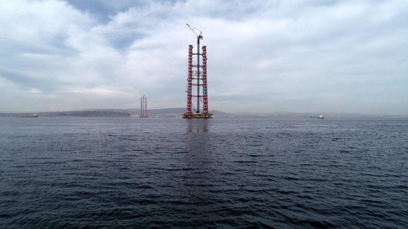 Malkara'dan Lapseki'ye kadar uzanan otoyol almalar srdrlrken, Lapseki yakasnda 680, Gelibolu yakasnda 365 metrelik yaklam viyadklerinin ayaklar da byk oranda tamamland. Kpr inaatnda 2500 kii, otoyol projesinde ise 3 bin 600 kii alyor. 