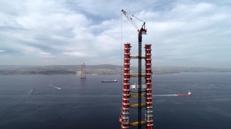 CUMHURBAKANI ERDOAN, NCELEMELERDE BULUNACAK <br> <br> Cumhurbakan Recep Tayyip Erdoan, 18 Mart 2017 tarihinde temelini att 1915 anakkale Kprs inaat srecini de yakndan takip ediyor. Erdoan, geen yl 18 Mart gn anakkale Deniz Zaferi trenlerine katlmak zere geldii anakkale'de, Gelibolu Stlce’deki kpr antiyesini ziyaret etmi ve kule keson temeli aft montajnn talimatn vermiti. 