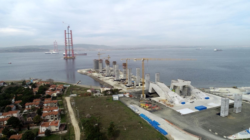 318 METRELK YKSEKLYLE ANAKKALE DENZ ZAFER'N SMGELYOR <br> <br> Toplam 32 bloktan oluacak kpr ayaklar, tamamlandnda 318 metrelik uzunluuyla 18 Mart anakkale Deniz Zaferi'ni simgeleyecek. Kulelerin en ucunda ise anakkale Savalar kahraman Seyit Onba'nn, srtlayarak namluya srd top mermisi tasviri yer alacak. Cumhuriyet'in kuruluunun 100'nc yln simgeleyen 2023 metrelik orta akl kprye, 'dnyann en uzun kuleler aras akla sahip asma kprs' unvann kazandracak.