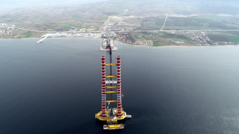 NCELKL TASARIM <br> <br> 1915 anakkale Kprs, tasarmndaki inceliklerle de dnyada bir ilk olmaya aday. Cumhuriyet’in 100’nc kurulu yl dnmn temsil eden 2023 metrelik orta aklyla, tamamlandnda dnyann en byk orta aklna sahip asma kprs unvanna sahip olacak 1915 anakkale Kprs’nn kule balantlar ve balant unsurlar Trk bayrann renkleri olan krmz-beyaza boyanacak.