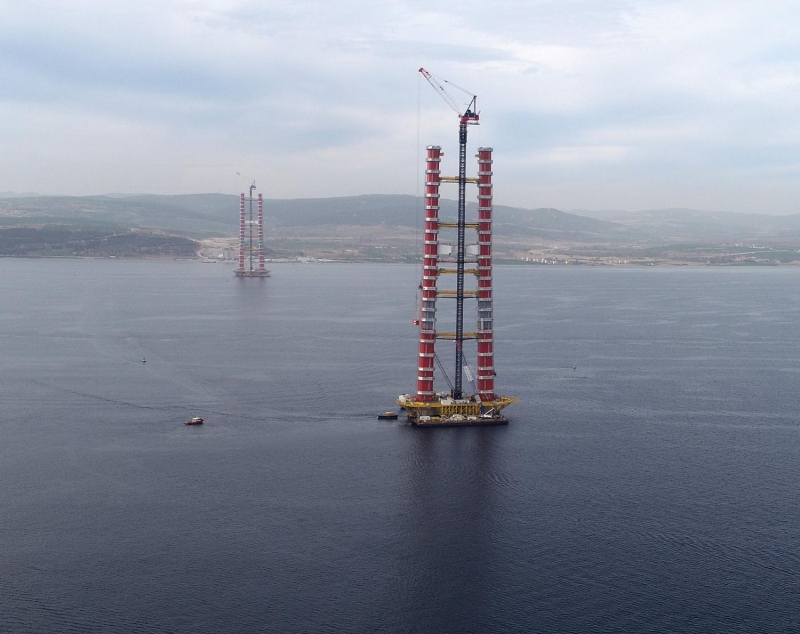 Yaklam viyadkleriyle birlikte yani kablolarn ankrajlanaca noktalar arasndaki mesafe ise 4 bin 100 metre. Projedeki tabliye genilii 45 metre. Ayaklarn ykseklii 318 metre. Tabliyede kullanlan eliin arl 49 bin ton. Kprnn inaatnda 114 bin ton inaat elii kullanlacak. Ankraj betonlar da dahil yaklam viyadkleri iin de kullanlacak beton miktar ise 230 bin ton olacak.