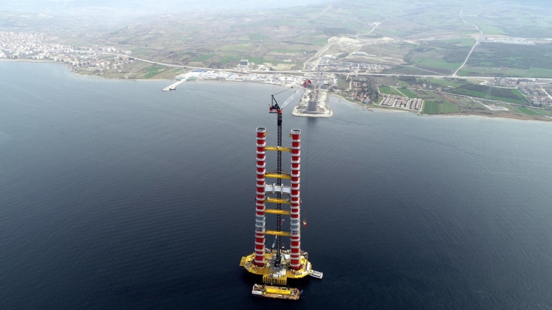 Her iki yakada 318 metre yksekliindeki kulelerin st ksm da Seyit Onba'nn anakkale Savalar'nda namluya srd top mermisini temsil edecek ekilde olacak. Kprnn 770'er metre yan aklklar ile birlikte toplam 3 bin 563 metre uzunluunda olmas planlanrken, 365 ve 680 metrelik yaklam viyadkleri ile toplam gei uzunluu ise 4 bin 608 metre olacak. 