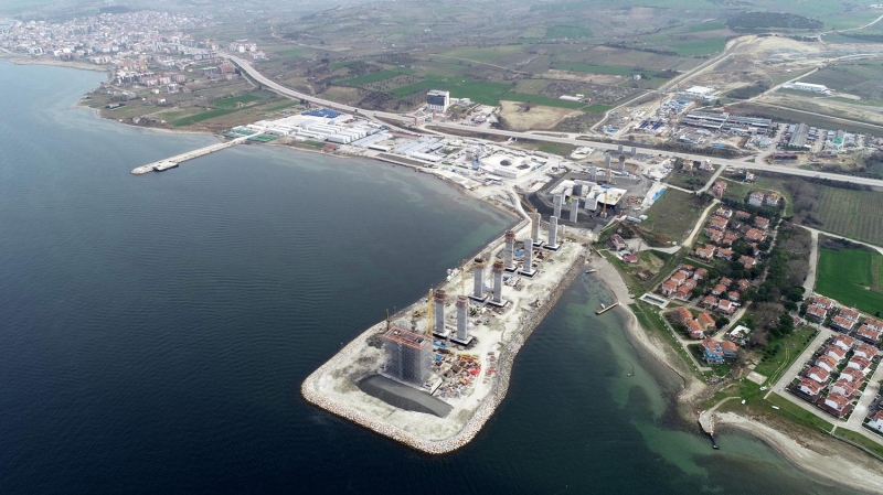  Her iki kule temeli yaklak 40 metre derinlikte, deniz tabannda konumlandrlacak ve elik kule ykseklii yaklak 318 metre olacak.