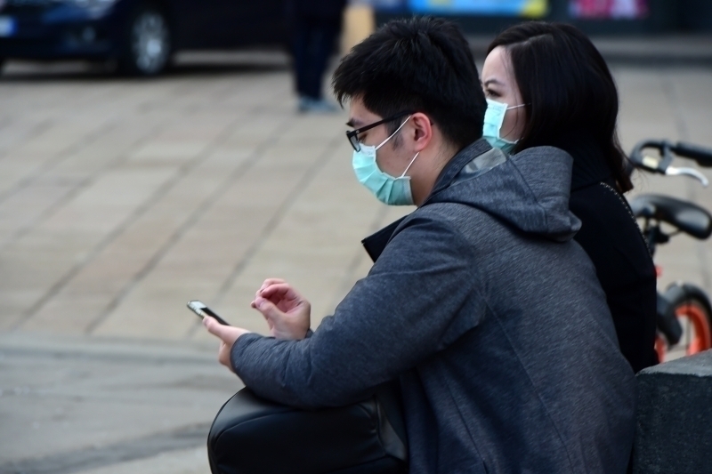 “Hava scaklklarnn artmasyla birlikte virsn azalacan umut ediyoruz” diyen Prof. Dr. Akkoyunlu, daha nce karlalmayan bir salgnla kar karya kalndnn altn izdi. Yeni tecrbe edilen durum karsnda, kesinlemi bilgilere zaman ierinde ulalabileceini belirtti.  Prof. Dr. Akkoyunlu, “Salgn yapan etken ilk kez karmza kt. Bu nedenle yazn veya kn ne oranda deiiklik gstereceini henz bet olarak bilmiyoruz. Fakat bildiimiz iki ey var; •	Koronavirs ailesinde bulunan dier virsler, imdiye kadar grip etkeni olan virsler genel itibariyle bahar aylarnda daha dorusu havalar snd zaman bulatrclk hzlarn kaybediyorlar.  •	kincisi ise daha nce yaadmz bir SARS tecrbesi var. SARS’ta uan da COVID-19 salgn yapan hastaln genetik yapsna ok ok yakn. Bu nedenle yeni salgn yapan virsn adn biz SARS CoV-2 olarak ifade ediyoruz. SARS’ta havalarn snmasyla beraber hastaln bulacl ciddi ekilde azalmt. Bu nedenle Nisan sonu Mays ba gibi bu virsn bulatrclnn azalacan dnyoruz” dedi. 