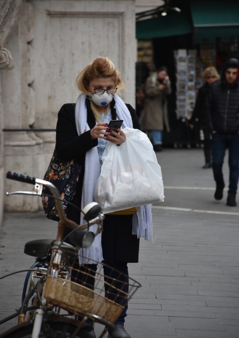 Bir hastaln pandemi ilan edilmesi Dnya Salk rgt tarafndan yaplyor. Koronavirs, DS'nn pandemi tanmndaki aamalardan sonuncusuna henz gemi deil. nsanlar arasnda yaylan koronavirs, birok lkede grlyor. Ancak pandemi olabilmesi iin istikrarl bir ekilde, dnyann farkl noktalarnda, geni kitleler zerinde grlmeye balamas gerekiyor. Ancak DS, virsn in dndaki yaylma hznn henz ‘yava’ olduunu sylyor. Gelimeleri yakndan takip eden rgt u aamada uluslararas ticaret ve seyahat zerinde kstlayc etkiler yapacak nlemler almaktan kanmak istediini sylyor.