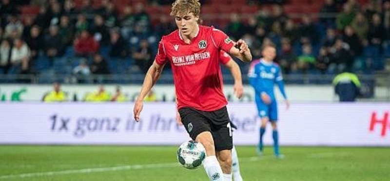 Hannover'in 23 ya��ndaki defans oyuncusu Timo H�bers'in koronavir�s testleri pozitif ��kt�, oyuncu karantina alt�na al�nd�. Hannover tak�m�n�n tamam� koronavir�s testinden ge�irilecek.