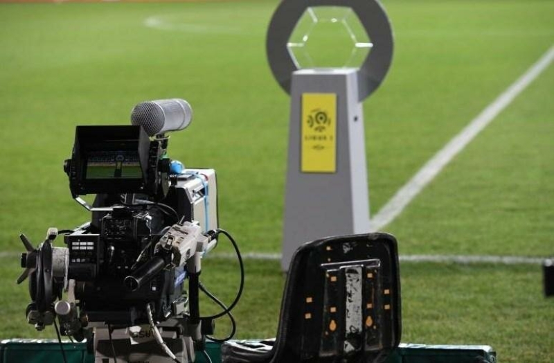 Fransa Futbol Federasyonu, Fransa Ligi'nde seyircisiz olarak oynanacak olan ma�larda 10'u foto�raf�� olmak �zere en fazla 50 gazetecinin olabilece�ini a��klad�.  