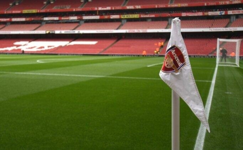 Arsenal kul�b�, Manchester City ile kar�� kar��ya gelecekleri Premier Lig ma��n�n ertelendi�ini a��klad�. Sebep olarak ise Arsenal - Olympiakos ma��n�n oldu�u g�n Yunan ekibinin Ba�kan� Evangelos Marinakis ile el s�k��an futbolcular ve teknik ekiplerinden 4 ki�i oldu�u belirtildi. Resmi internet sitesinden a��klama yapan Arsenal kul�b�, kar��la�man�n ertelenmesi karar�n�n �ngiliz h�k�meti taraf�ndan al�nacak �nlemler �er�evesinde yap�lmas� gerekenler olarak belirterek, Marinakis ile el s�k��an ve birlikte yak�n oturan 'birka�' futbolcu oldu�unu, �nlemlere bu ki�ilerin de dahil edildi�i belirtildi