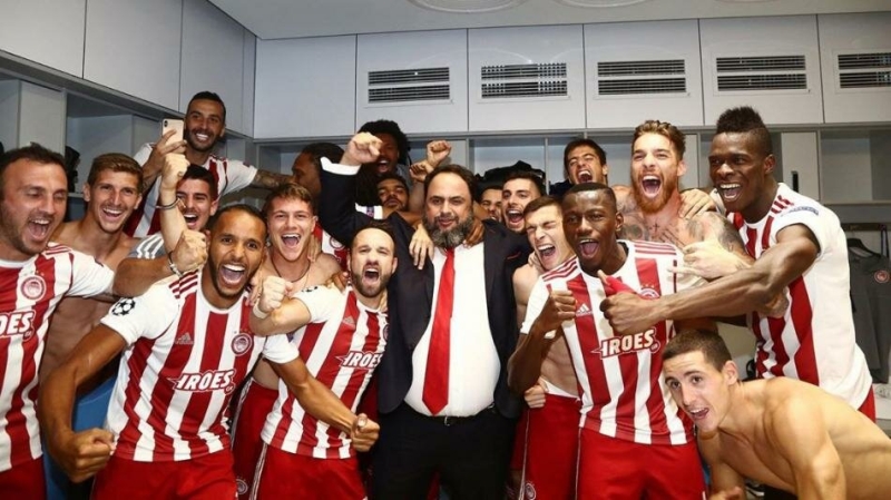 �in'de ba�layan ve sonras�nda t�m d�nyaya yay�lan koronavir�s� salg�n�, Avrupa'y� da etksi alt�na almaya ba�lad�. Bu salg�n nedeniyle Avrupa'da bir�ok ma� i�in erteleme, bir�ok ma� i�in ise seyircisiz oynama karar� ��karken, fla� bir geli�e ya�and�. Yunanistan'�n d�nyaca �nl� kul�b� Olympiakos'un sahibi ve ba�kan� Evangelos Marinakis, ki�isel instagram hesab�ndan koronavir�s testinin pozitif ��kt���n� duyurdu.